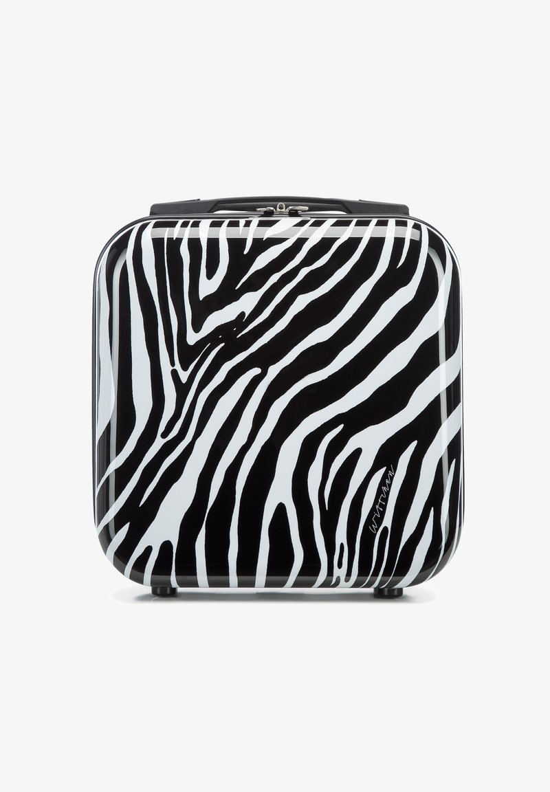 Kufr s tvrdou skořepinou v pásech zebry, s černým a bílým lesklým povrchem, obdélníkového tvaru a s horním madlem.