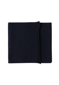 Tamnoplava pletena šal, pravokutnog oblika, mekane teksture, bezšavni dizajn s preklopom, pogodan za toplinu i slojevito nošenje.