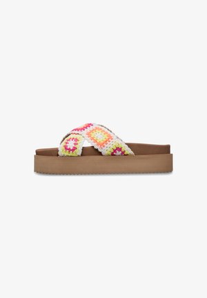 Brązowe sandały na platformie z wielokolorowym, szydełkowanym paskiem zdobionym różowymi, pomarańczowymi i zielonymi motywami kwiatowymi, miękką fakturą oraz podeszwą w zygzak.