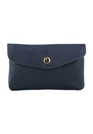 Portefeuille en cuir bleu marine texturé avec rabat et fermeture par bouton-pression doré unique, forme rectangulaire sur fond blanc.