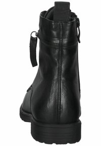 Bottelette en cuir noir avec une texture lisse, fermeture éclair latérale et talon légèrement surélevé. Design épuré avec des accents minimalistes.