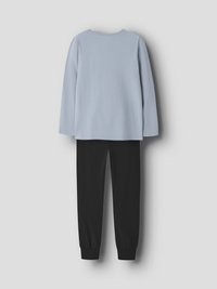 Πίσω όψη σετ με μπλουζάκι μακρυμάνικο ανοιχτού μπλε χρώματος και μαύρο παντελόνι με ελαστικές μανσέτες, σε ουδέτερο φόντο.