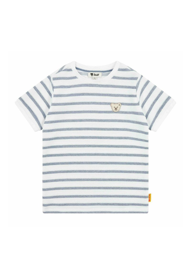 Weißes T-Shirt mit kurzen Ärmeln, blauen horizontalen Streifen und einem kleinen Bären-Patch auf der Brust. Es hat einen runden Ausschnitt und eine weiche Textur.