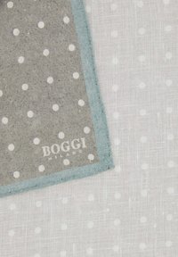Sciarpa grigia a pois con rifiniture azzurre. Presenta una finitura testurizzata e un'etichetta logo visibile "BOGGI MILANO" in bianco.