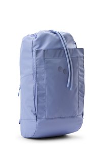 Hellblauer Rucksack aus weichem Stoff mit einer Kordelzugöffnung, einer Vordertasche und dezenten runden Akzenten.