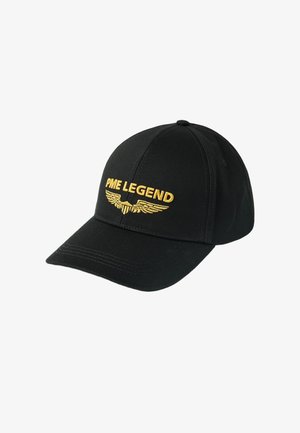 Zwarte baseballpet met een gebogen klep, voorzien van goudkleurige geborduurde tekst "PME LEGEND" en een vleugelvormig embleem onder de tekst.
