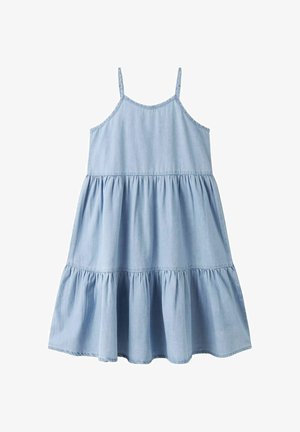 Vaaleansininen, hihaton, kerroksittain laskeutuva kesämekko, jossa on ohuet olkaimet ja väljähkö istuvuus.