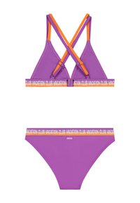Lila bikini szett, amely tartalmaz egy bralettet keresztezett narancssárga pántokkal és "VACATION CLUB" felirattal ellátott elasztikus pánttal, amelyet alacsony derekú alsóval párosítottak.