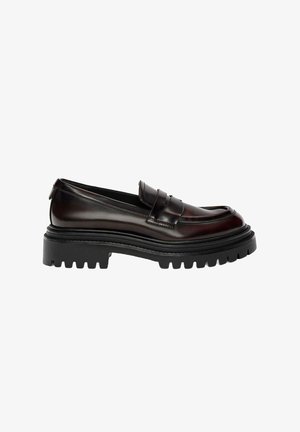 Tamno smeđi sjajni kožni loafers s debelim crnim đonom i klasičnim dizajnom trake za novčanicu.