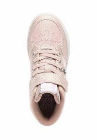 Sneaker sintetico rosa con finitura testurizzata, dotato di lacci e una fascia in Velcro, punta tonda e interno imbottito.