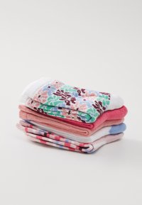 Conjunto de cinco pares de calcetines en varios colores, con patrones florales y geométricos. Los materiales parecen suaves, con puños acanalados variados.