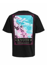 Sort T-shirt med et livligt Kyoto-tryk med pink kirsebærblomster, en blå baggrund og hvid tekst, der viser kulturelle elementer.