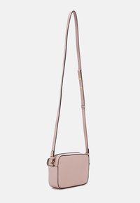 Różowa skórzana torebka na ramię o prostokątnym kształcie, złotymi akcentami i kontrastowym czarnym wykończeniem. Regulowany pasek dla wygody.