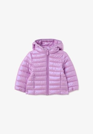 Lichtpaarse kinderpufferjack met capuchon, frontaal rits en twee ritszakken aan de zijkant op een witte achtergrond.