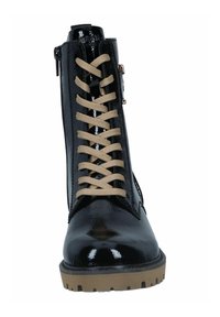 Stivaletto in pelle verniciata nera con lacci beige, zip laterale e suola in gomma testurizzata. Presenta una punta rotonda e una finitura elegante.