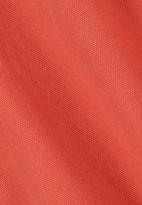 Tissu corail avec un tissage lisse et texturé, affichant une teinte uniforme et un léger éclat sur la surface. Convient à diverses applications.