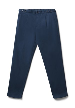 Dunkelblaue maßgeschneiderte Hosen mit Falten, Seitentaschen, knöpfbarem Bund und geraden Bündchen, auf weißem Hintergrund präsentiert.
