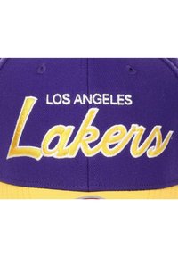 Gorra de béisbol morada y amarilla con "LOS ÁNGELES" en blanco y "Lakers" en bordado amarillo cursivo en el panel delantero.