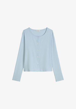 Cardigan à manches longues bleu clair côtelé avec encolure ronde et cinq petits boutons blancs sur le devant.