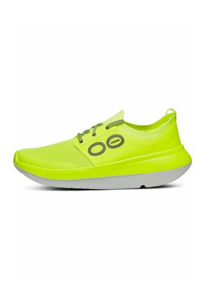 Chaussure de sport vert néon vif avec avant en mesh, design à lacets, semelle grise et deux logos ovales noirs sur le côté.