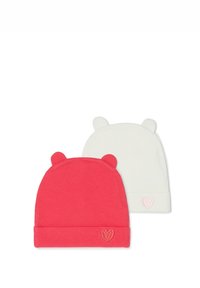 Dos gorros de punto con orejas de oso: uno es de color rosa brillante con un parche en forma de corazón, el otro es blanco con un parche de corazón rosa claro.