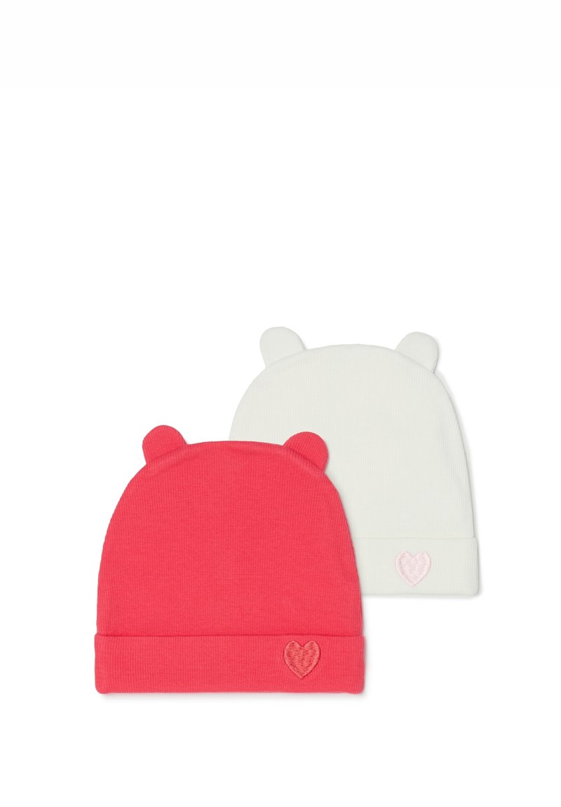 Dos gorros de punto con orejas de oso: uno es de color rosa brillante con un parche en forma de corazón, el otro es blanco con un parche de corazón rosa claro.
