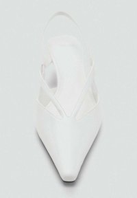 Valkoiset kärjelliset slingback-kengät, joissa on leikattu sivupinta, sileä synteettinen materiaali ja ohut nilkkahihna.