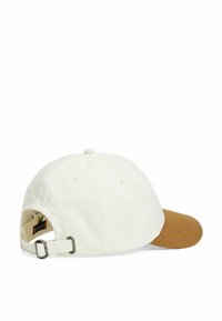 Gorra de béisbol ajustable con un cuerpo de algodón blanco y una visera de pana marrón. Presenta una hebilla de metal y detalles en la etiqueta interior.