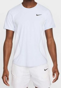 Camiseta atlética Nike de color azul claro con mangas cortas, cuello redondo y logo negro en el pecho. Tejido suave y transpirable con acentos laterales.