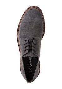 Pantofi eleganți din suede gri, cu patru găuri pentru șireți și șireți închis, având o talpă cusută de culoare maro și o căptușeală interioară netedă.