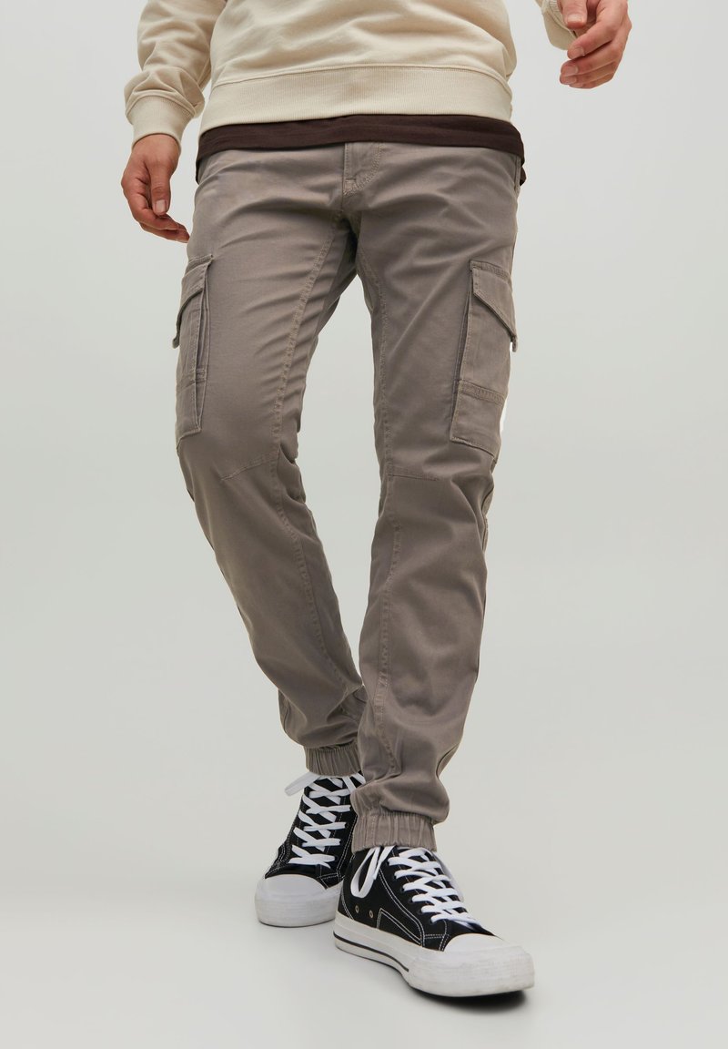 Jack & Jones - JPSTPAUL JJFLAKE - Cargobukser - dark brown, Forstør