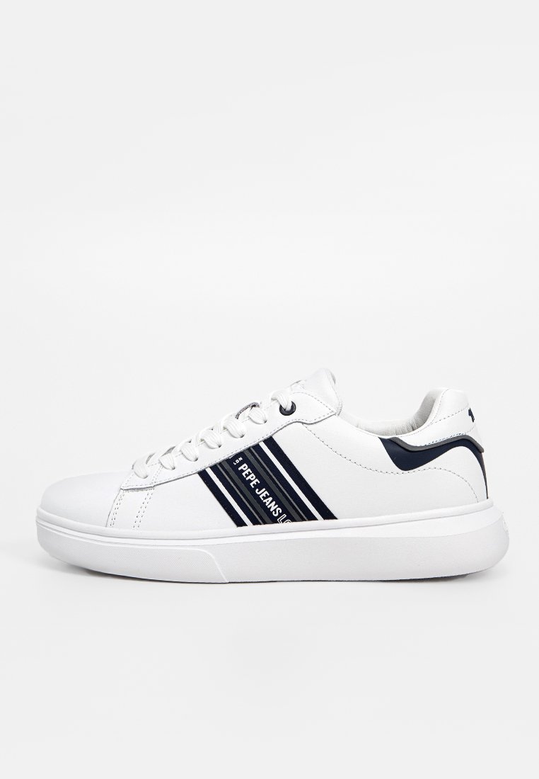 Sneakers bianchi con finitura in pelle liscia, caratterizzati da accenti a righe blu navy e una suola imbottita. Design con lacci e punta arrotondata.