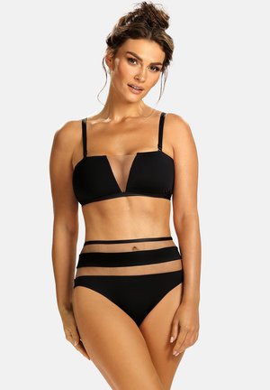 Czarny zestaw bikini z topem na szerokich ramiączkach i przezroczystymi wstawkami. Majtki o wysokim stanie z przezroczystymi akcentami.