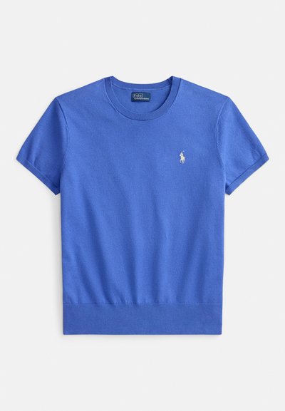 Μπλε βαμβακερό t-shirt με κοντά μανίκια, στρογγυλή λαιμόκοψη και ριμπ τελείωμα. Διαθέτει ένα μικρό κεντημένο λογότυπο στο αριστερό στήθος.