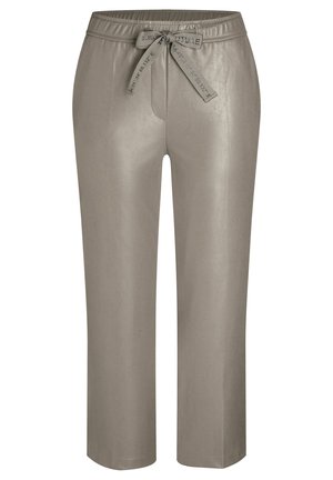 Pantalon droit couleur taupe avec taille élastique et ceinture en tissu nouée ornée de coordonnées imprimées et de texte.
