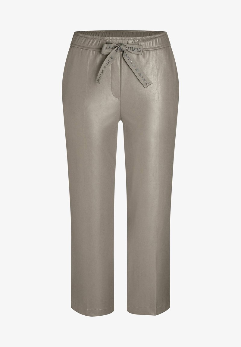 Pantalon droit couleur taupe avec taille élastique et ceinture en tissu nouée ornée de coordonnées imprimées et de texte.