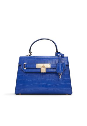 Blaue Handtasche mit Krokodilstruktur, mit Obergriff, goldfarbenem Schloss- und Schlüssel-Detail und strukturierter trapezförmiger Form auf weißem Hintergrund.