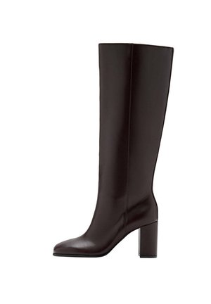 Botte en cuir marron foncé montant jusqu'au genou avec un bout arrondi et un talon bloc épais de hauteur moyenne.