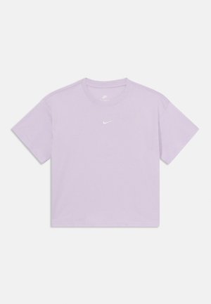 Camiseta de algodón lila con cuello redondo y mangas cortas. Presenta un pequeño logo blanco de Nike en el pecho. El diseño es simple y relajado.