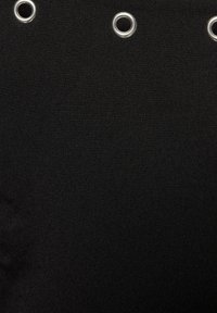 Schwarzer Stoff mit silbernen Ösen. Glatte Textur mit einfachem Design. Die Ösen sind gleichmäßig verteilt und betonen ein funktionales Detail.