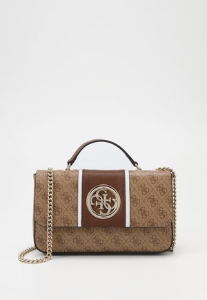 Sac à main marron à motifs avec poignée supérieure, bandoulière chaîne dorée et un emblème logo rond doré sur un panneau central rayé marron et blanc.