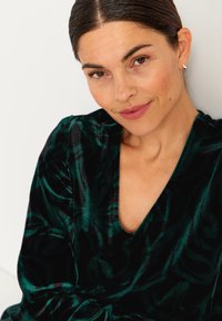 Cellbes of Sweden V-NECK - Cocktailkleid/festliches Kleid - dark green patterned