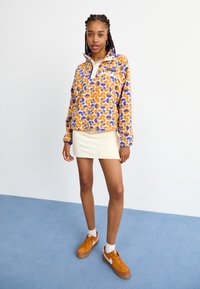 Columbia HELVETIA™ II PRINTED CROPPED HALF SNAP - Suéter de forro polar - sunstone retroscape
