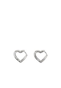 Pendientes de plata en forma de corazón con un acabado suave y pulido; presentan un diseño abierto único con acentos puntiagudos en la parte superior.