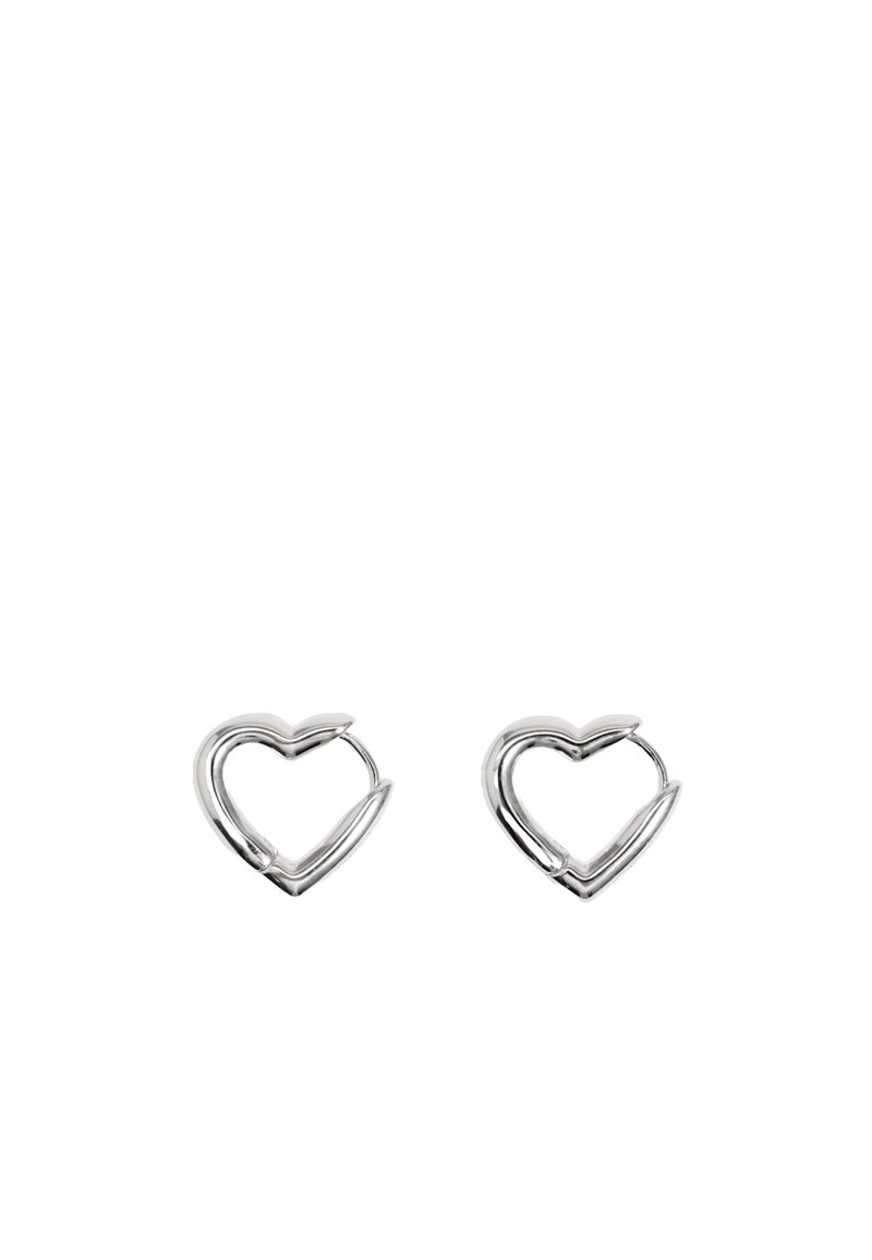 Pendientes de plata en forma de corazón con un acabado suave y pulido; presentan un diseño abierto único con acentos puntiagudos en la parte superior.