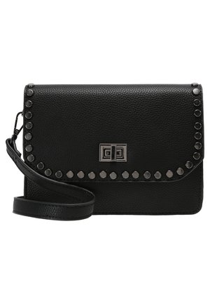 Zwart gestructureerde leren clutch met zilveren studs langs de rand van de klep, een rechthoekige zilveren draaisluiting en een afneembare polsriem.