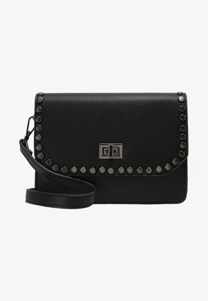 Bolso de mano de cuero negro texturizado con tachuelas plateadas a lo largo del borde de la solapa, un cierre rectangular giratorio plateado y una correa de muñeca desmontable.