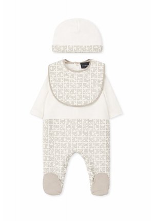 Set outfit per neonato con tutina bianca a manica lunga, cappello abbinato e bavetta con motivo geometrico beige e copriscarpe beige.