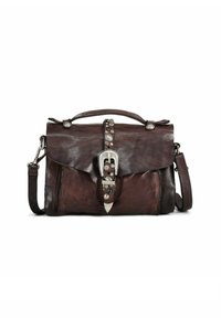 Borsa in pelle marrone con forma strutturata, dotata di una fibbia argentata e decorazioni con borchie. Include un manico robusto e una tracolla removibile.