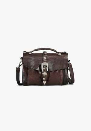 Borsa in pelle marrone con forma strutturata, dotata di una fibbia argentata e decorazioni con borchie. Include un manico robusto e una tracolla removibile.